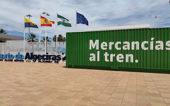 Grüner Container in Spanien.