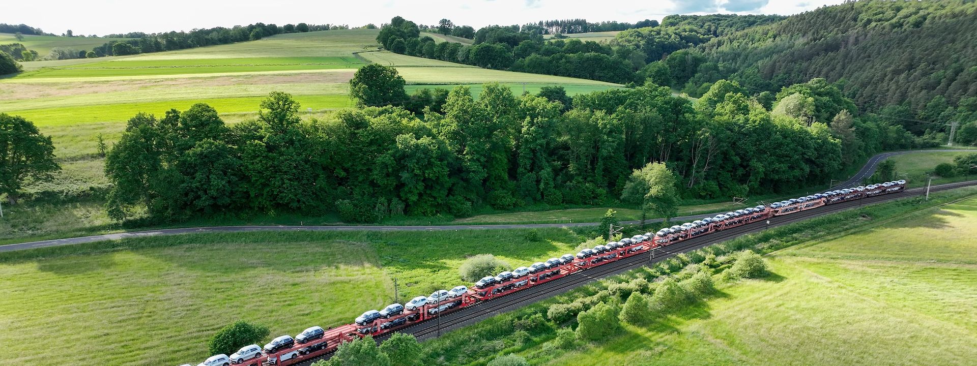 Güterzug mit Neuwagen im Automotive RailNet
