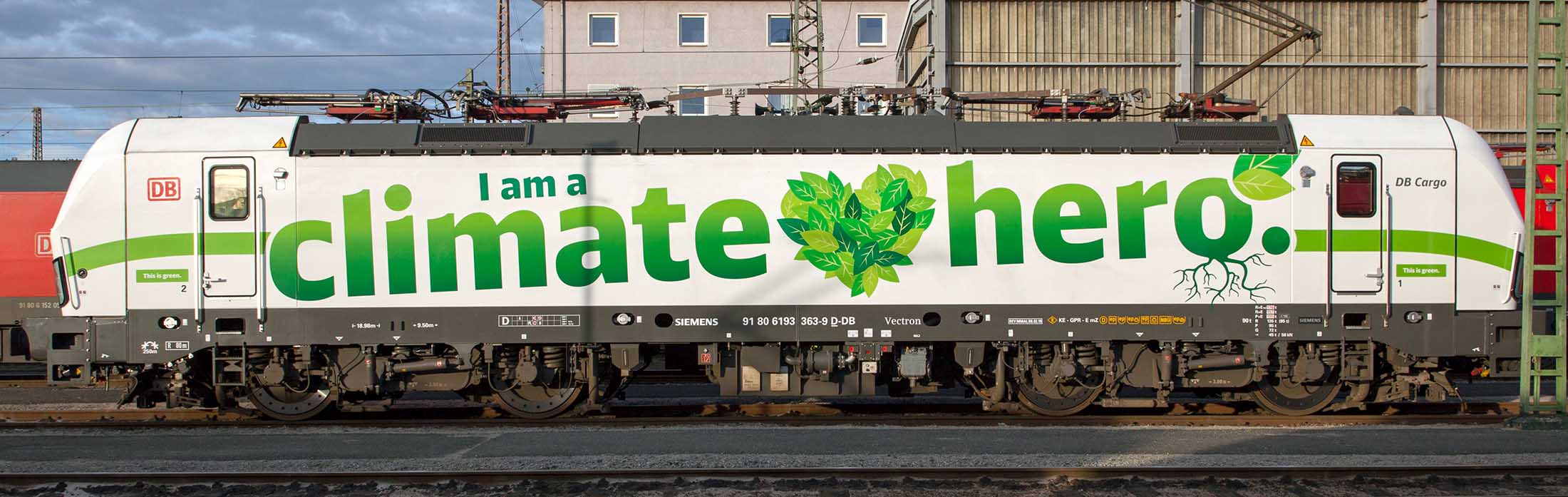 Eine E-Lok von DB Cargo mit dem Schriftzug I am a Climate Hero
