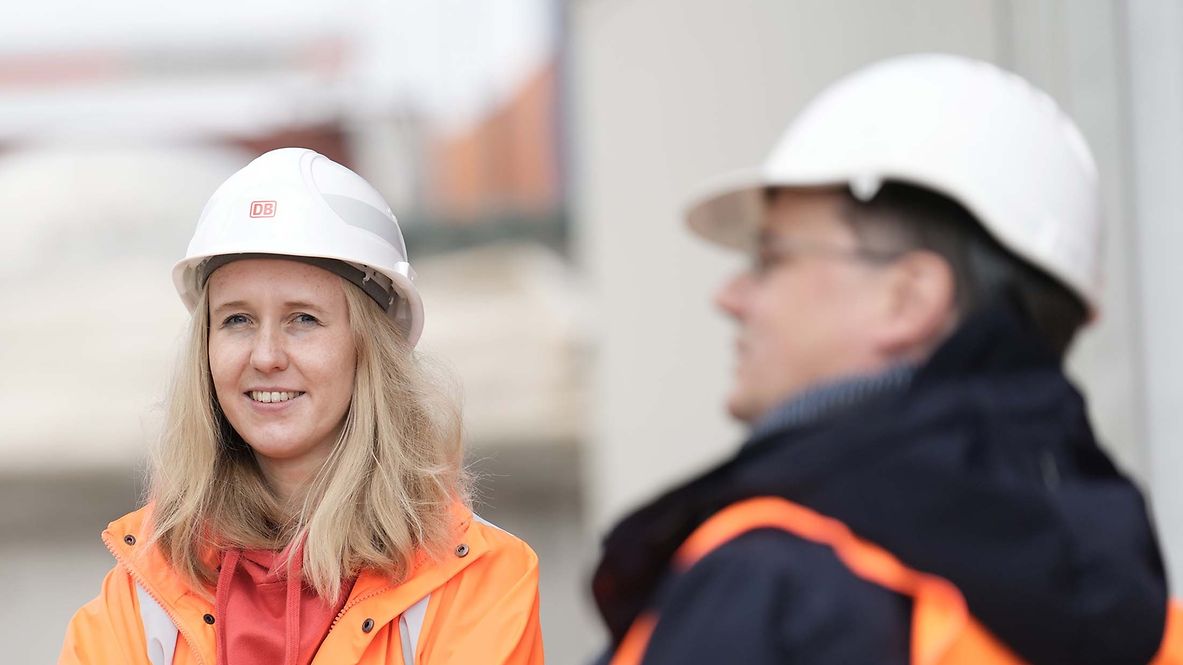 Social-Media-Managerin Anna-Lena Schwan mit Helm und orangfarbener Jacke.