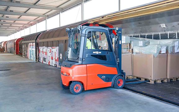 Ein Gabelstapler belädt einen Güterzug mit Paletten voller Hilfsgüter für die Erdbebenopfer in der Türkei und Syrien.