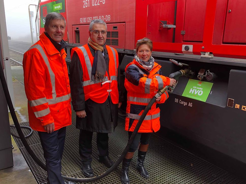 Martin Lemke (DB Energie), Ali Dogru (DB Cargo) und Claudia Schilling (Senatorin für Wissenschaft und Häfen).