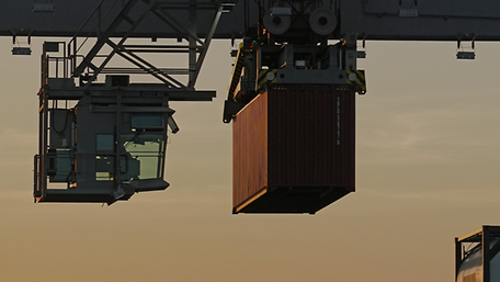 Ein Container hängt an einem Kran