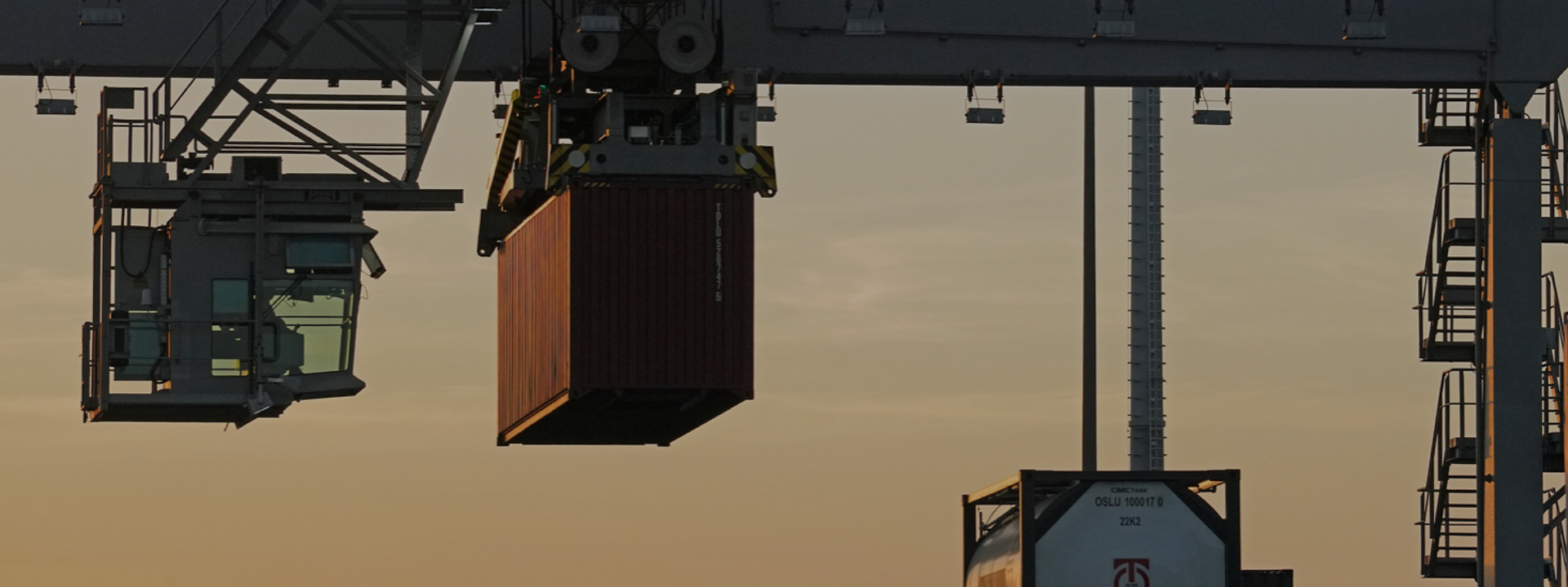 Ein Container hängt an einem Kran