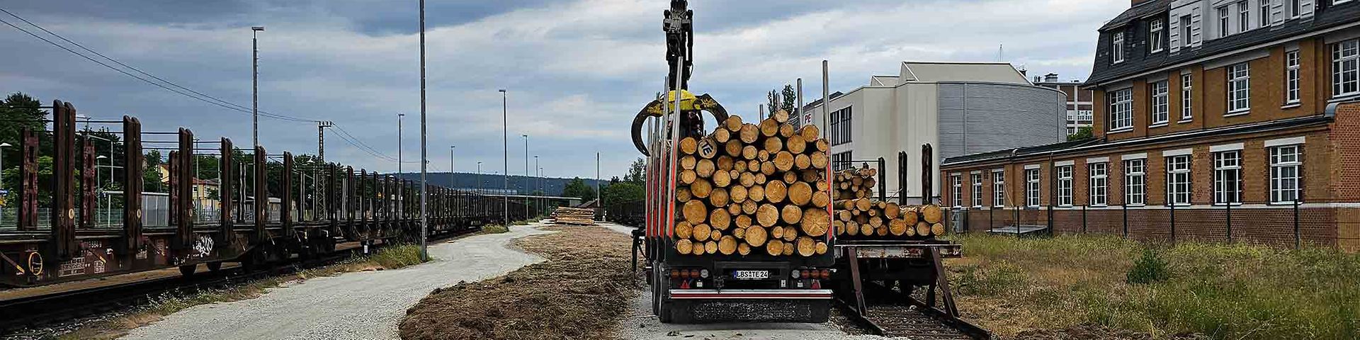 EIn Holz-Lkw steht neben der Schiene auf der Holzverladestelle Rudolstadt-Schwarza