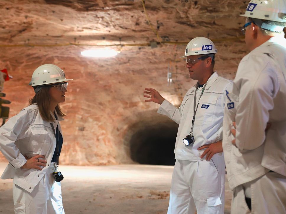 Dr. Nikutta und zwei Herren stehen in einem unterirdischen Bergwerk.