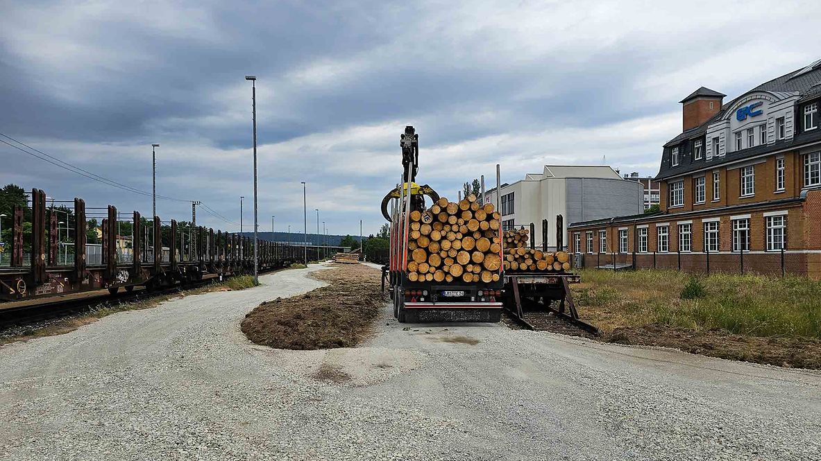 A timber truck stands next to the rail at the Rudolstadt-Schwarza timber loading station