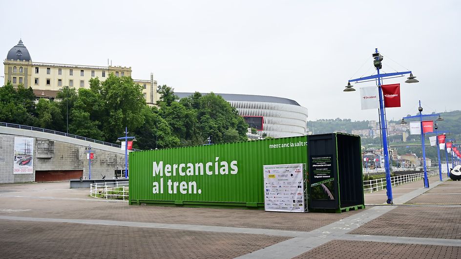 Grüner Container in Spanien.