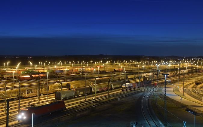 Gleisanlage bei Nacht