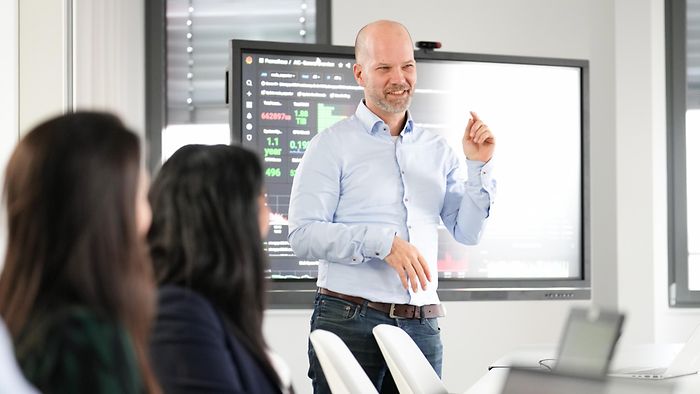 Mitarbeiter hält eine Präsentation
