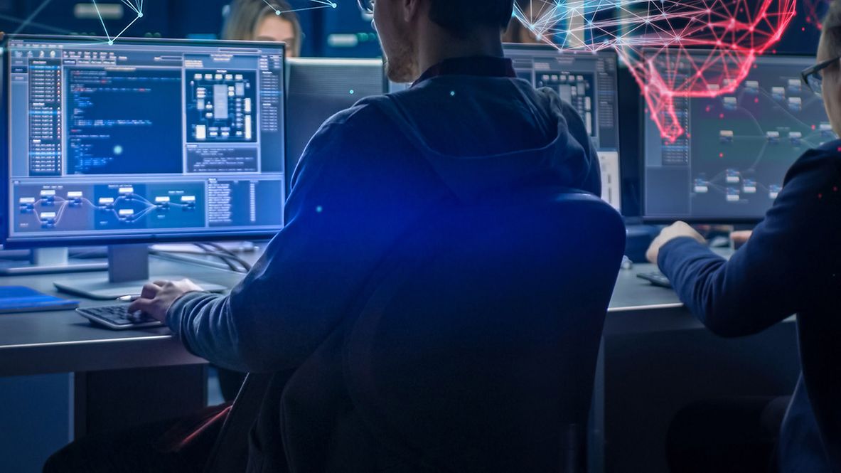 Männer an Computern