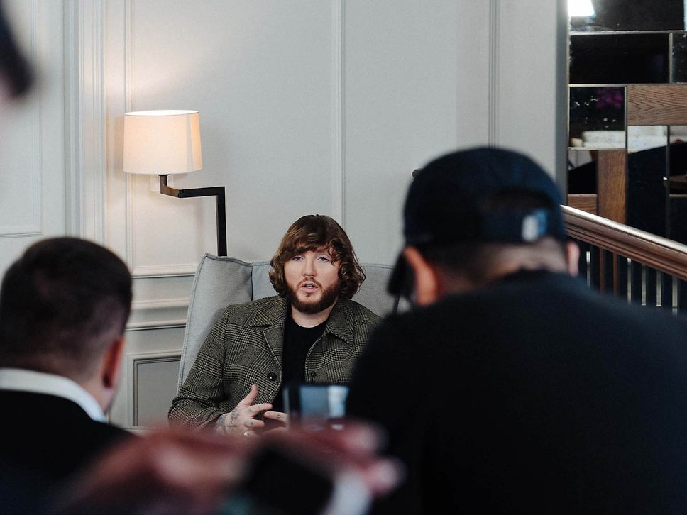 James Arthur gibt ein Interview.