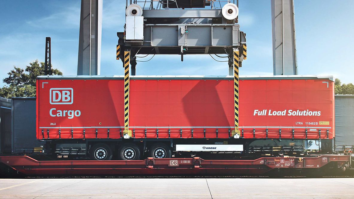 Eine Wechselbrücke wird auf die Schiene gehoben.