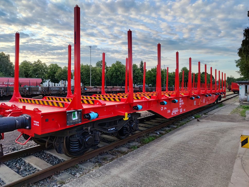 Runderneuerte moderne Rungenwagen für den Transport von Rund- und palettiertem Schnittholz