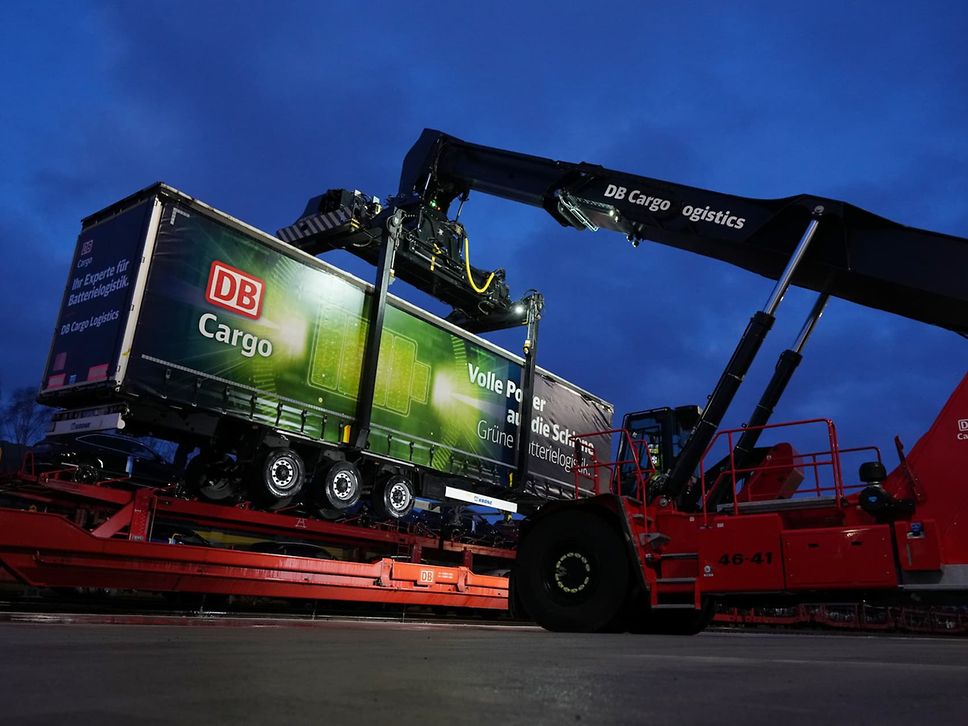 Reachstacker verlädt Trailer mit Batterien auf einen Taschenwagen im Automotive Logistics Center.