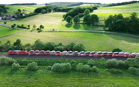 Zug mit Neuwagen unterwegs im Automotive RailNet.