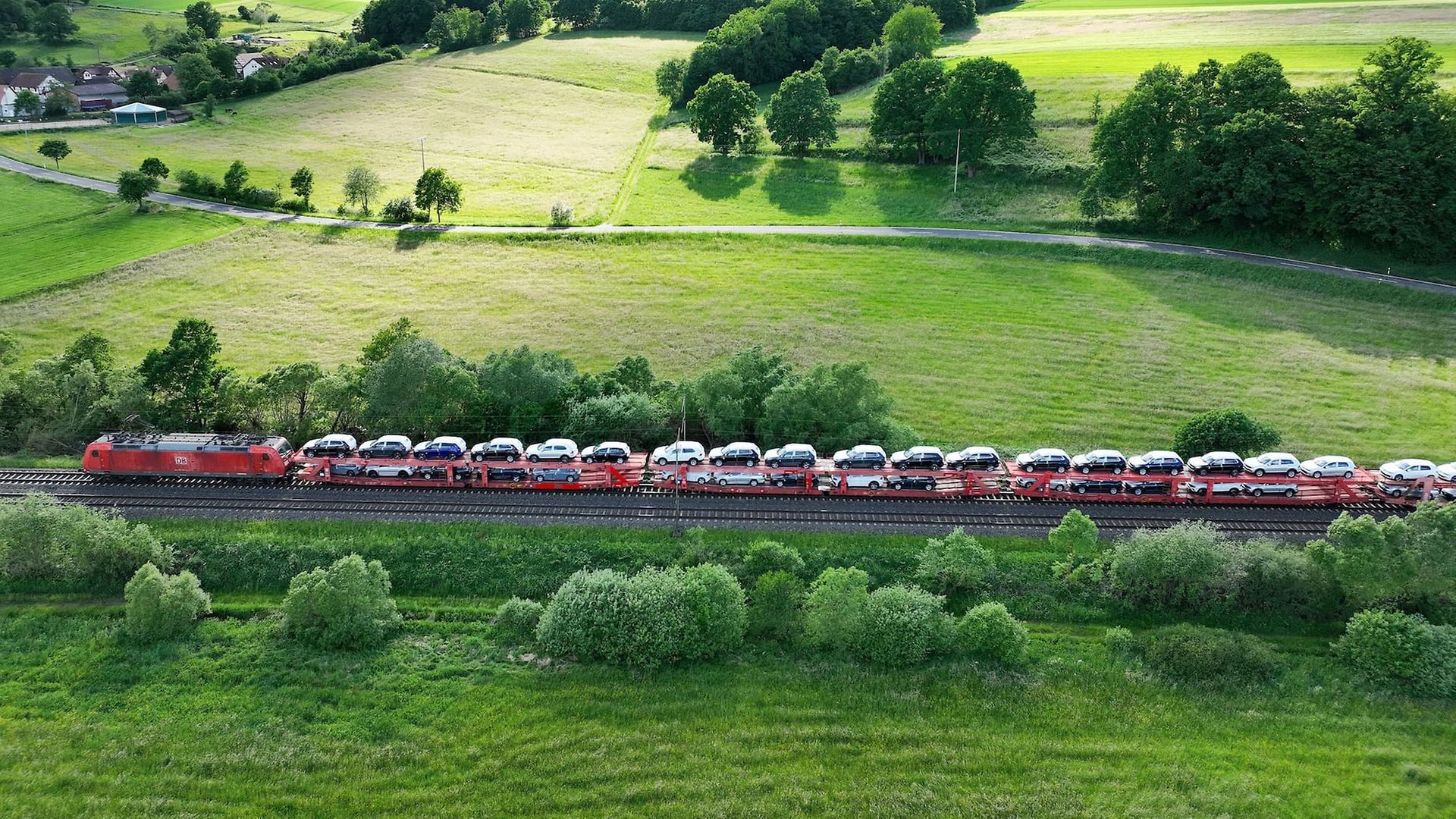 Zug mit Neuwagen unterwegs im Automotive RailNet.