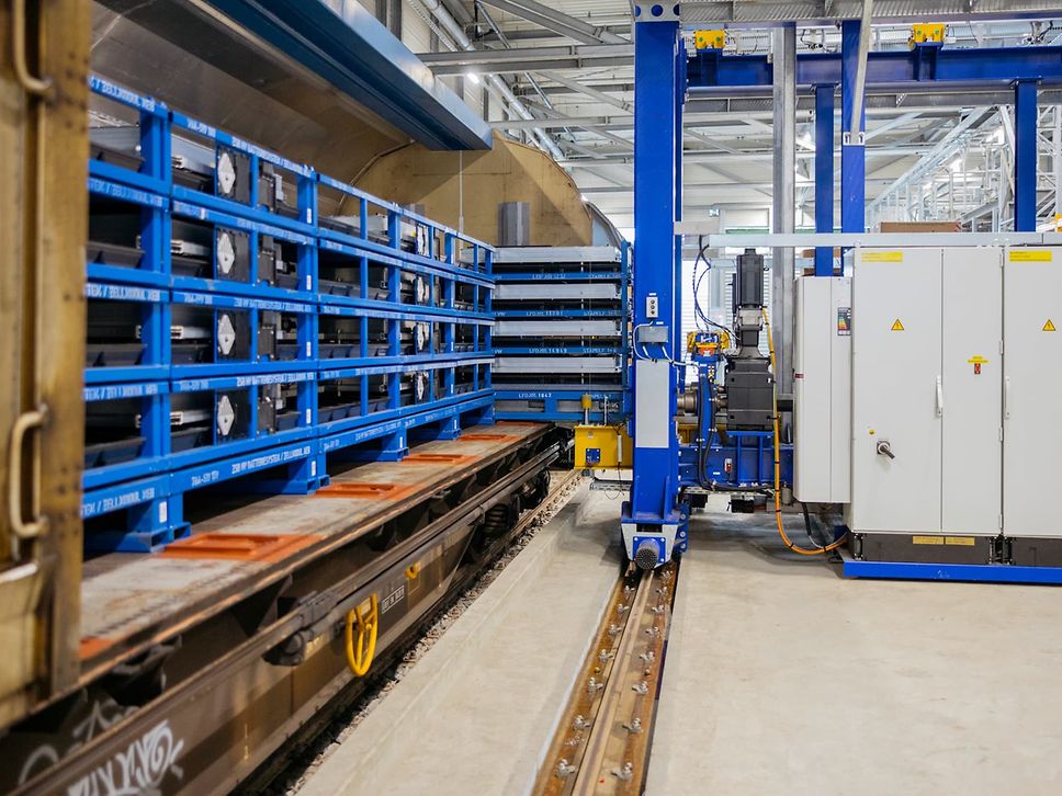 Automated loading facility loading batteries into a freight wagon