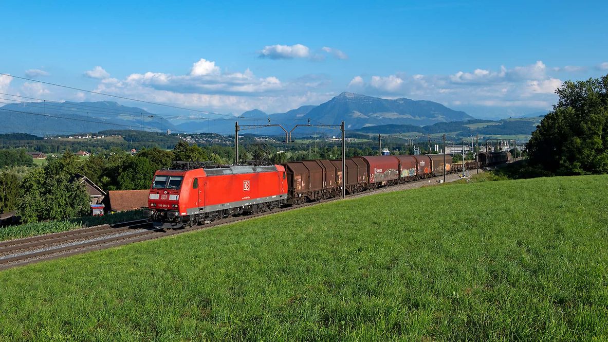 DB Cargo Baureihe 185 zieht Stahlzug Richtung Basel, Deutschland.