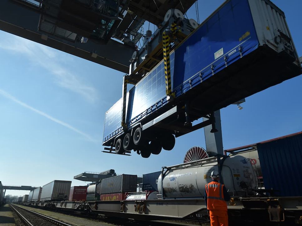 Umschlag eines Megatrailers im Terminal