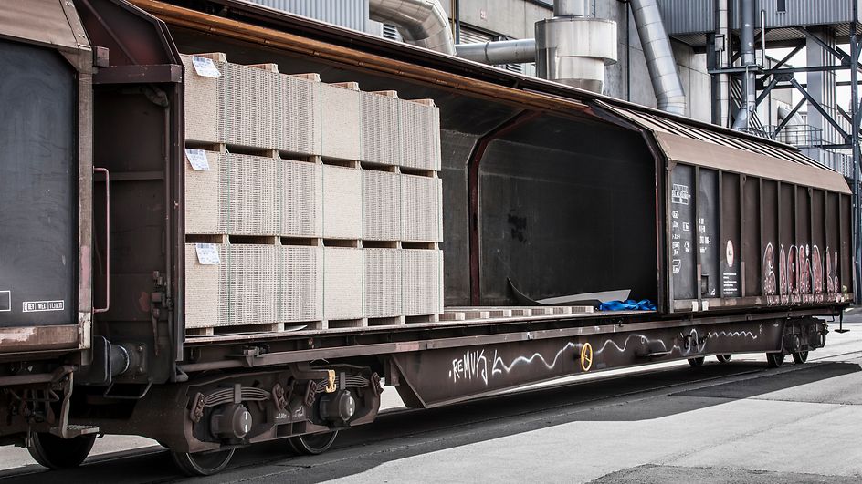 An open sliding-wall wagon