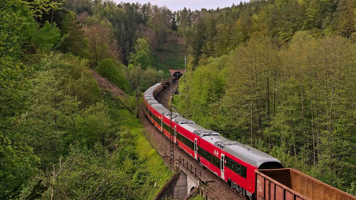 Ein Güterzug transportiert die neuen Fernverkehrszüge von Talgo von Spanien nach Dänemark.