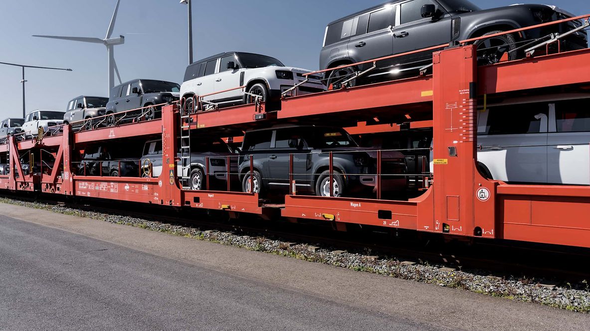 Mit Defendern beladene Doppelstockwagen