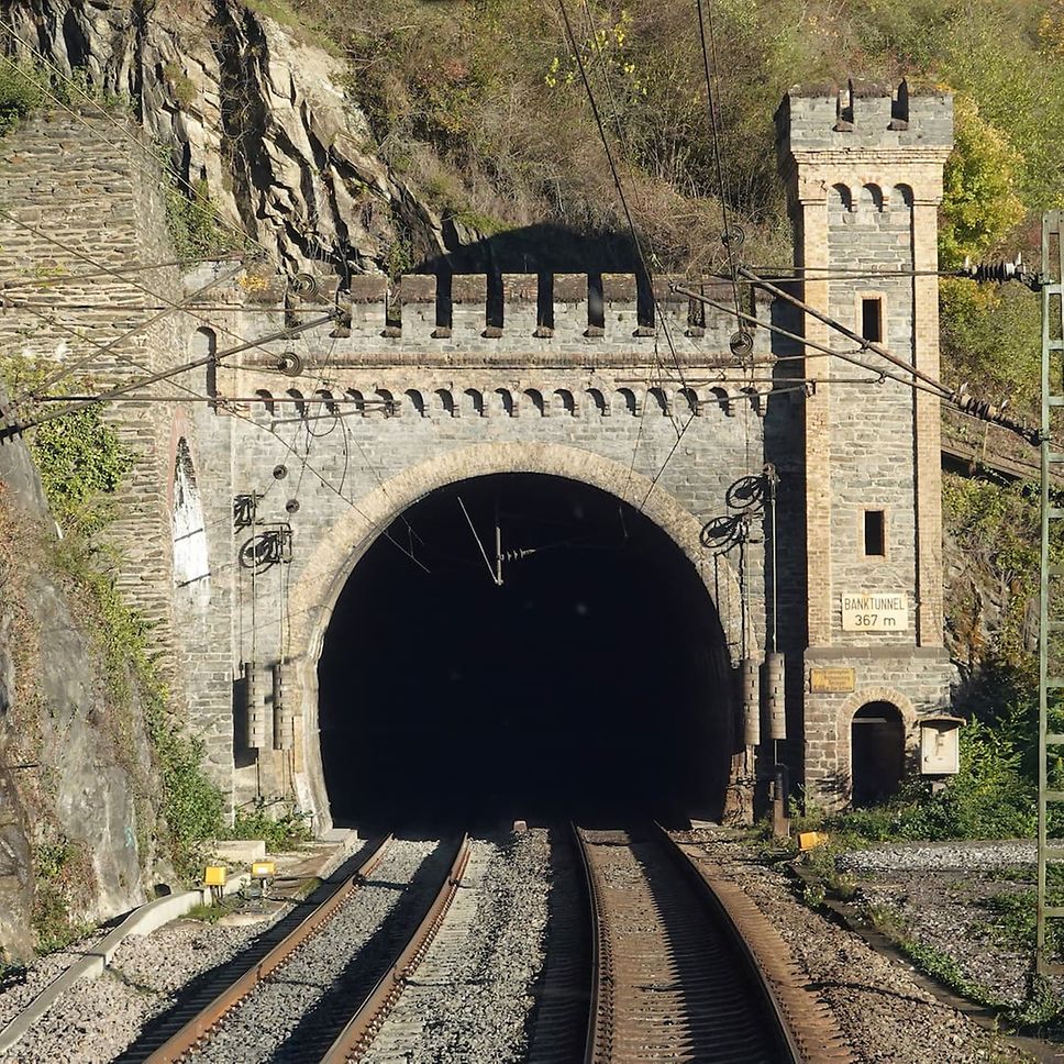Einfahrt in einen Eisenbahntunnel.
