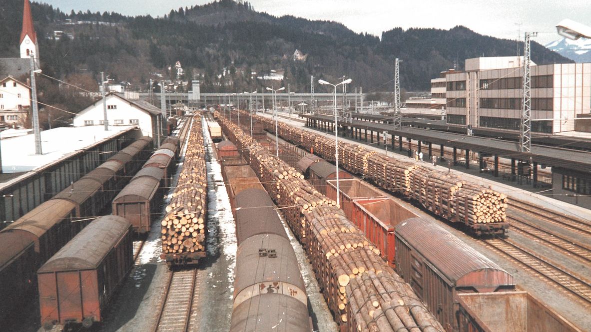 Historisches Foto eines Bahnhofs mit Holzwaggons