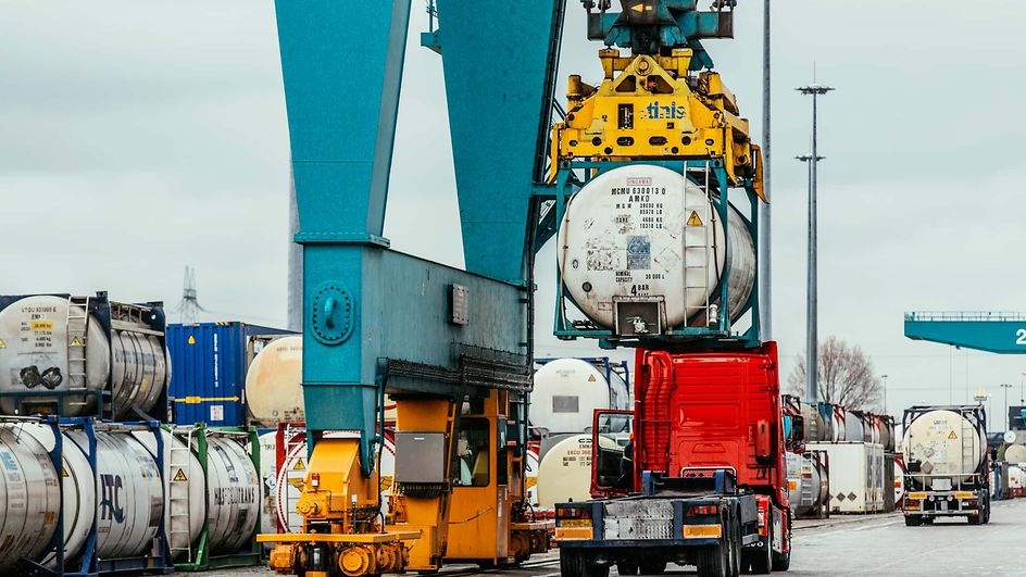 Tankcontainer werden für die letzte Meile von der Schiene auf einen Lkw umgeschlagen.
