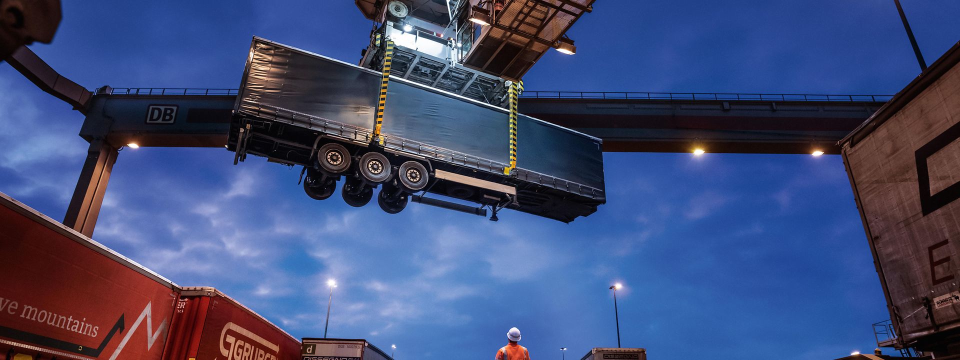 Loading of a semi-trailer 