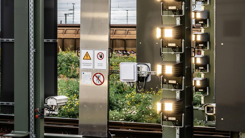 Kamerabrücken am Gleis in einem Rangierbahnhof