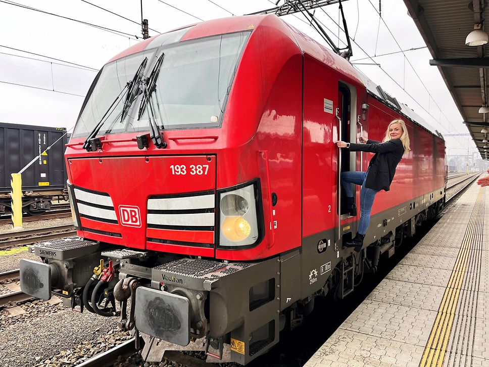 Tereza Sabevova auf dem Führerstand einer roten Lok