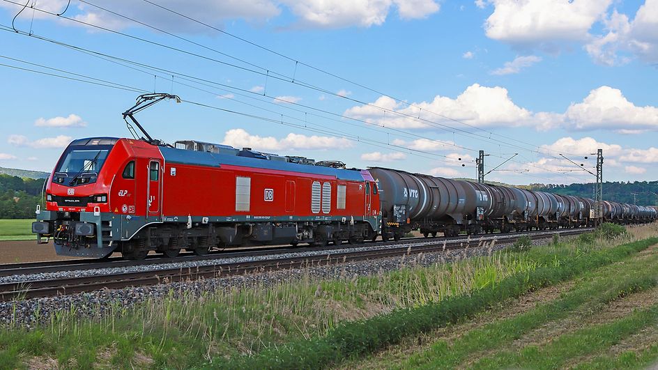 Moderne Zweikraftlok mit Kesselwagen 