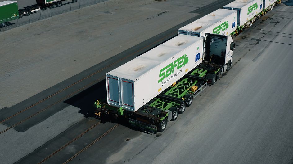 Der autonome Transfer eines Containers vom Lkw auf einen Güterwagen aus der Vogelperspektive