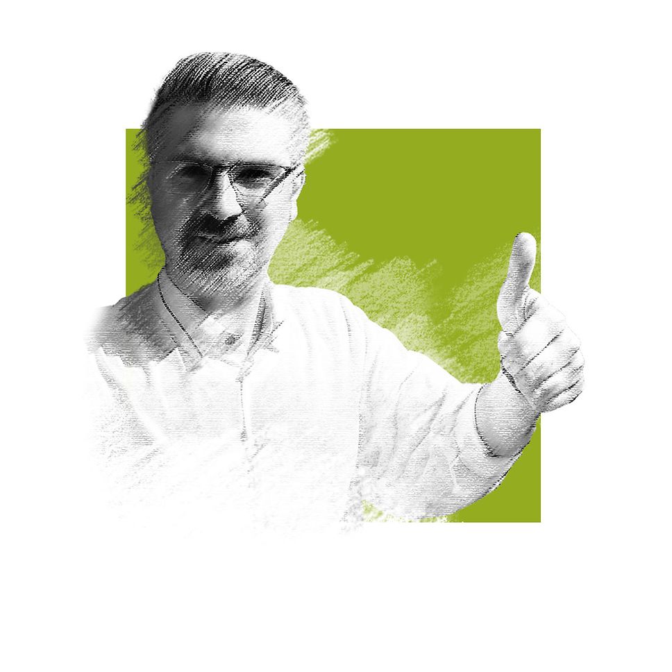 Christoph Kirschning lächelt in die Kamera, zeigt die Daumen-hoch-Geste.