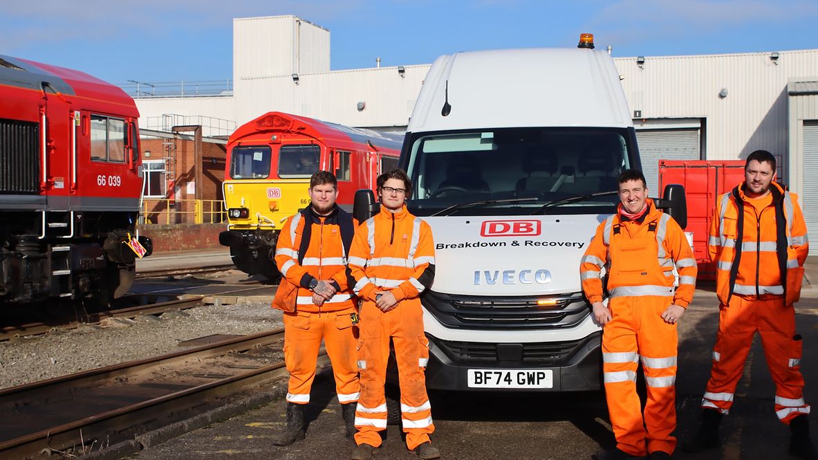 Das Pannen- und Bergunsgteam steht vor einem der neuen Fahrzeuge.