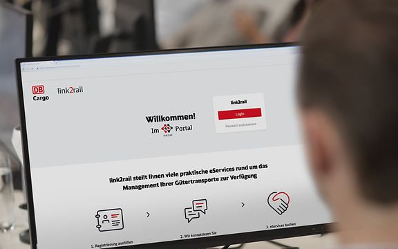 Person sitzt vor dem Bildschirm seines Laptops und hat die Startseite des Kundenportals link2rail offen