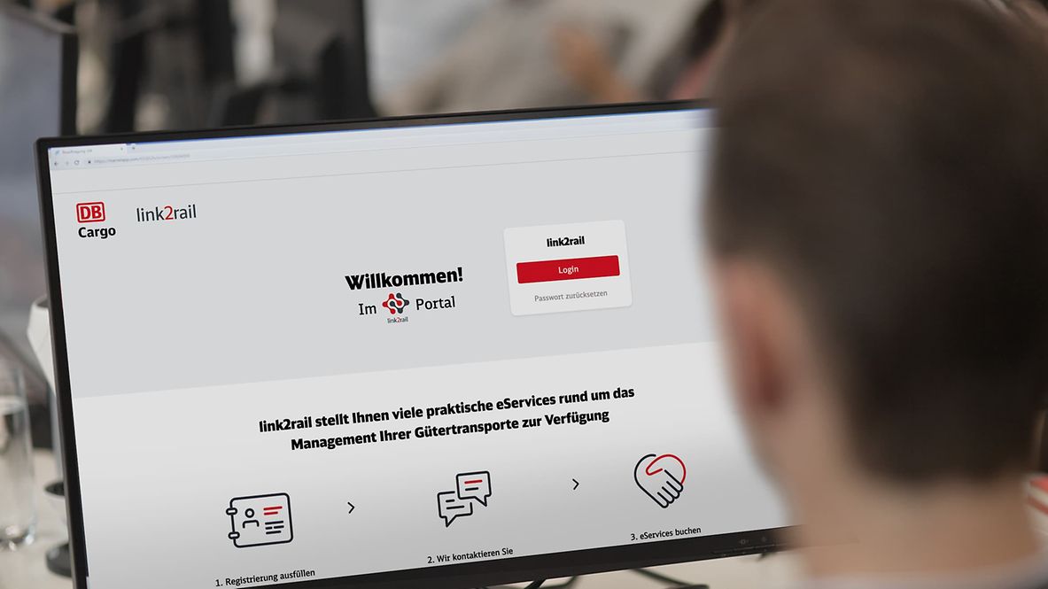 Person sitzt vor dem Bildschirm seines Laptops und hat die Startseite des Kundenportals link2rail offen