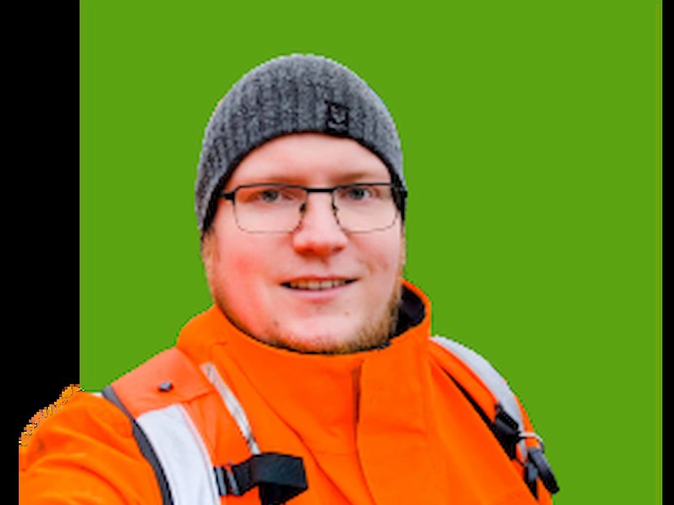 Christoph Kirschning lächelt in die Kamera, zeigt die Daumen-hoch-Geste.
