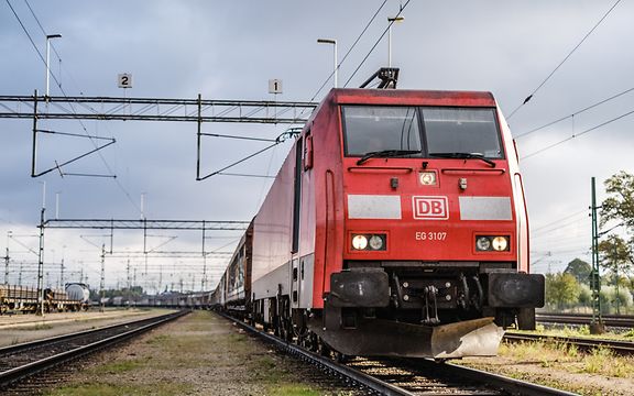 Ein DB Cargo-Zug unterwegs von Schweden nach Italien. Europäische Präsenz, lokale Kompetenz.