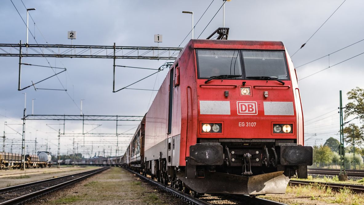 Ein DB Cargo-Zug unterwegs von Schweden nach Italien. Europäische Präsenz, lokale Kompetenz.