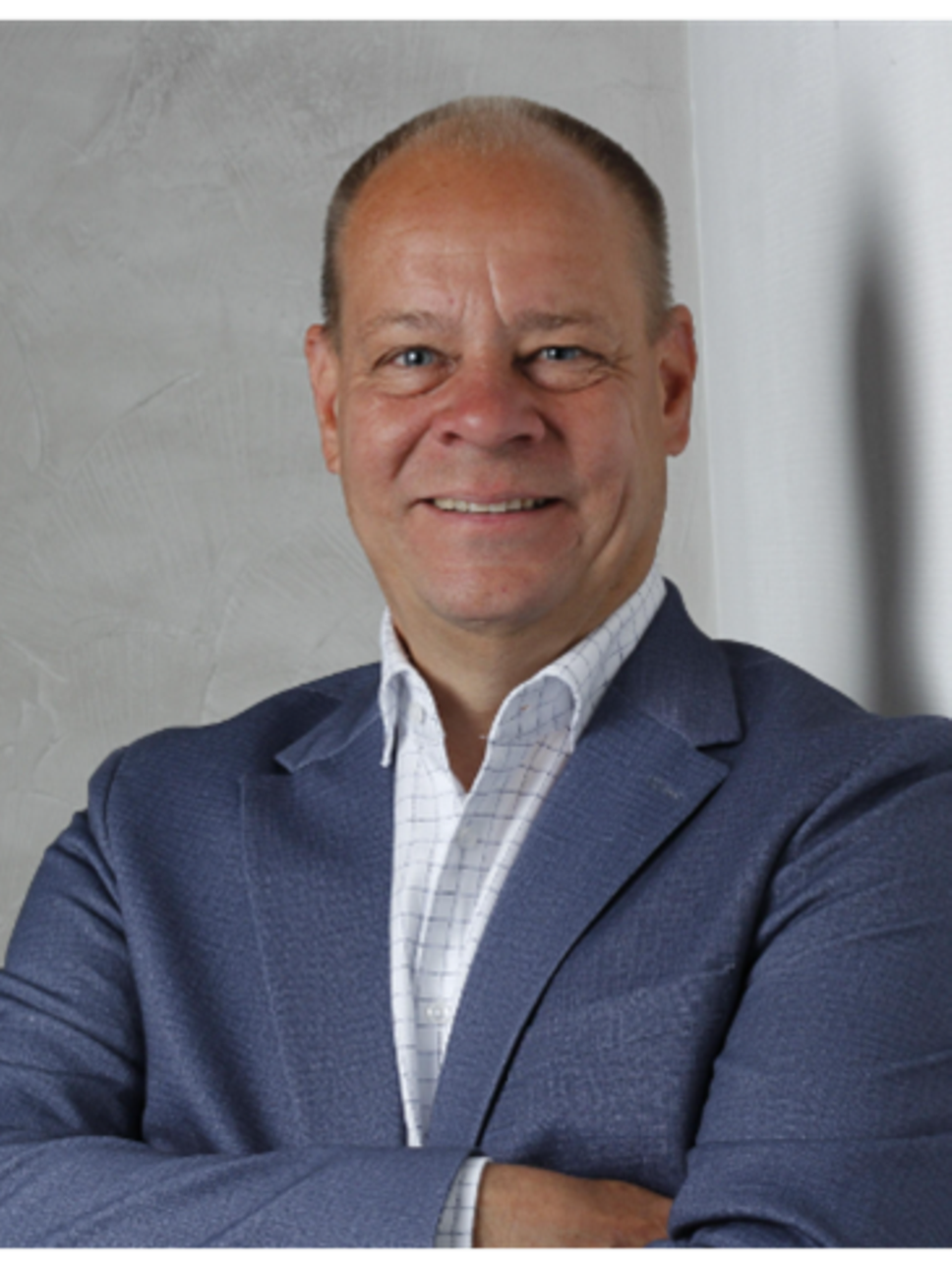 Ein Mann mit Brille der direkt in die Kamera schaut. 