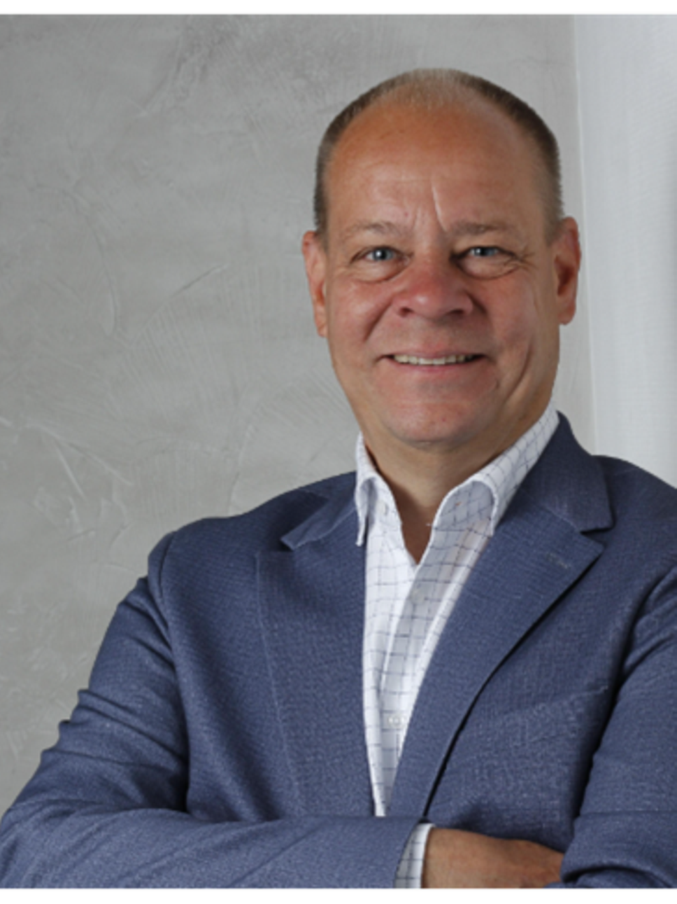 Ein Mann mit Brille der direkt in die Kamera schaut. 