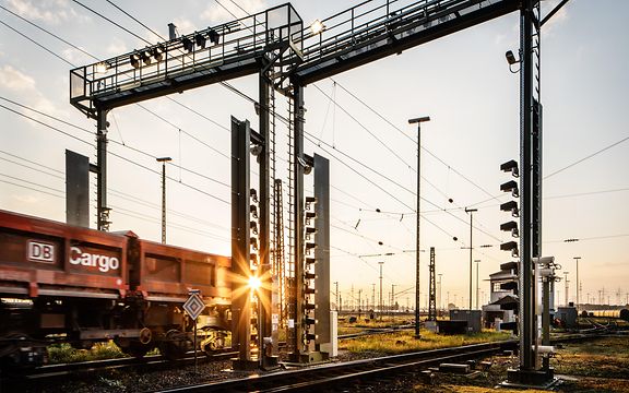 Güterwagen fährt unter Kamerabrücke mit Hochgeschwindigkeitskameras und Beleuchtungssystemen