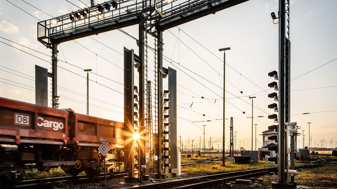 Güterwagen fährt unter Kamerabrücke mit Hochgeschwindigkeitskameras und Beleuchtungssystemen