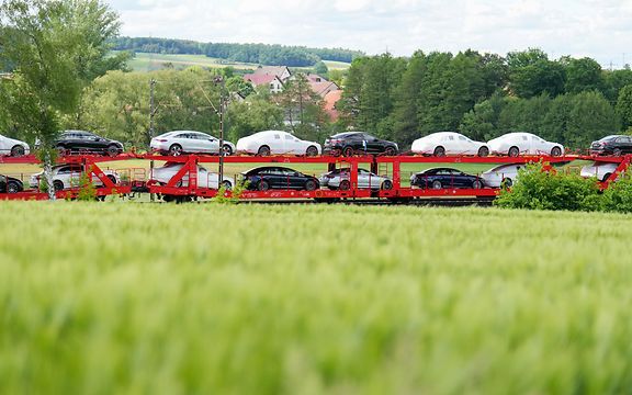 Transport von Fertigfahrzeugen auf der Schiene