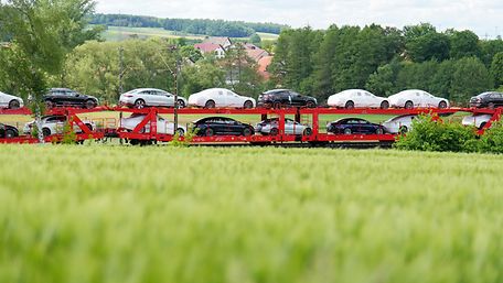 Transport von Fertigfahrzeugen auf der Schiene