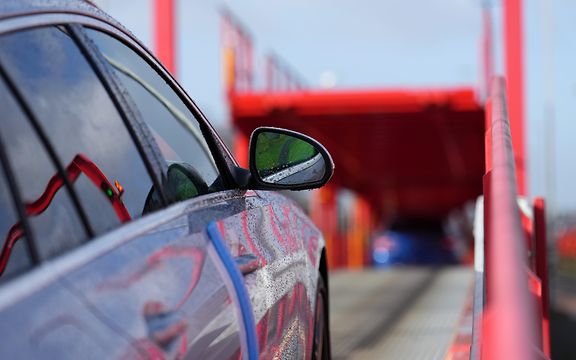 Fahrzeuglogistik auf der Schiene: Ein Pkw fährt auf einen Autotransport-Güterwagen