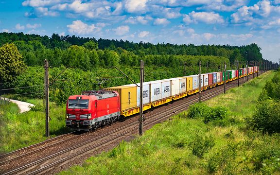 Transport von Fertigfahrzeugen auf der Schiene